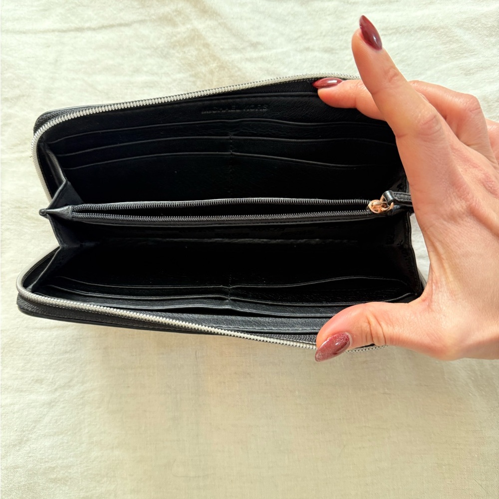 Michael Kors black leather and rose gold zippy wallet - Picture 8 of 9